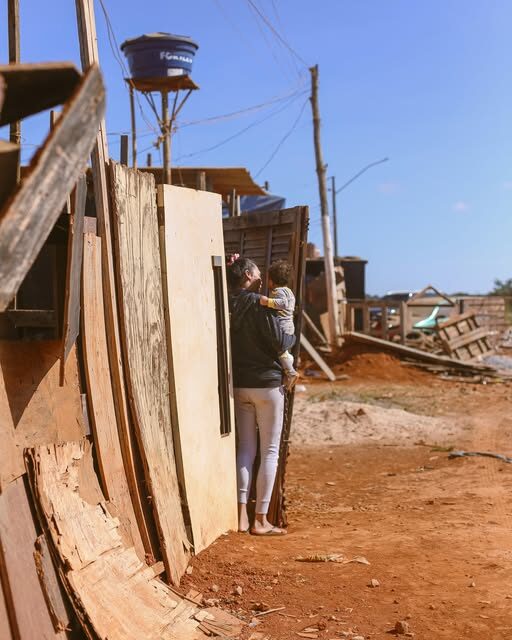 Casas de madeira na comunidade atendida