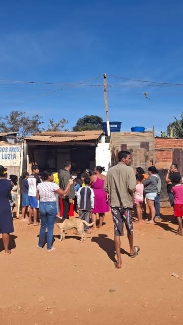 Moradores reunidos na rua durante o mutirão