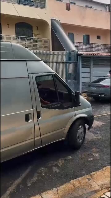 Van usada para transportar as doações